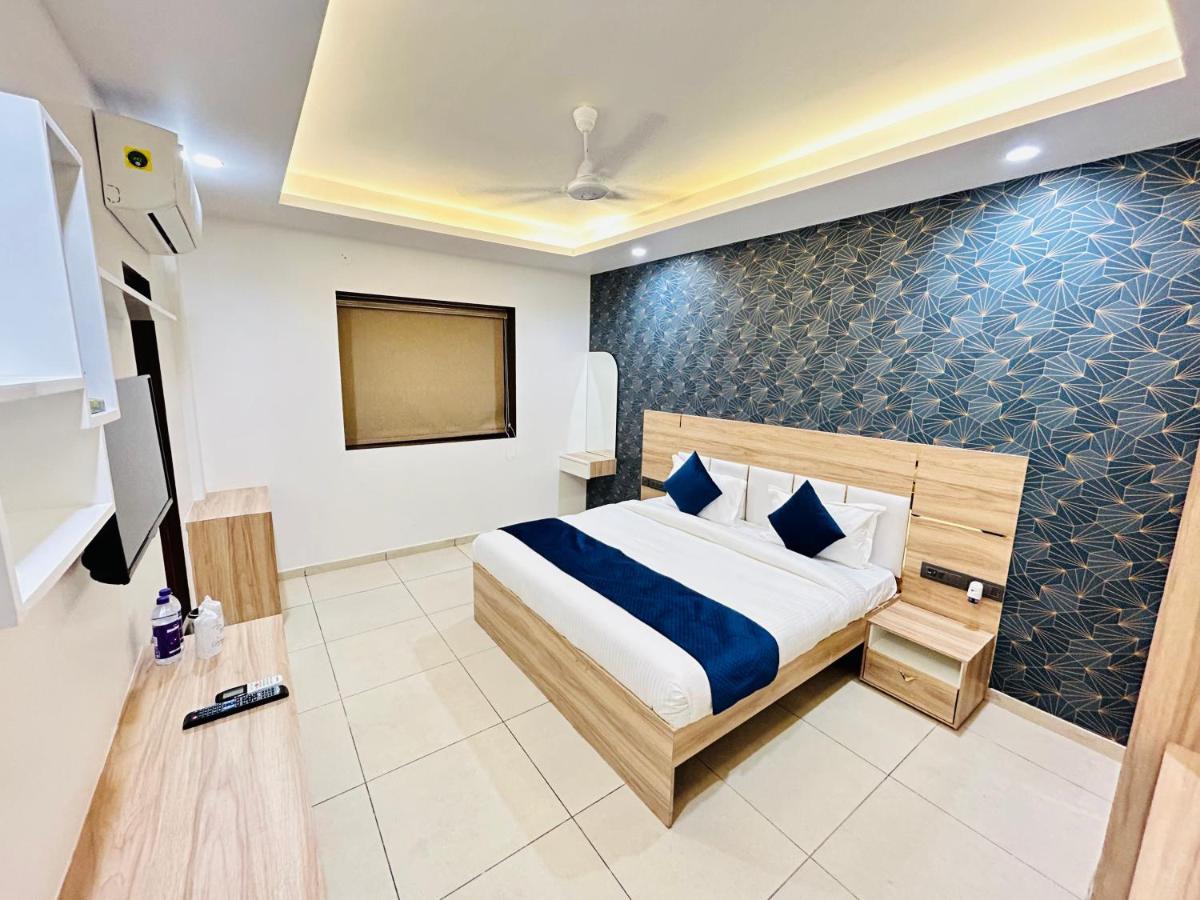 The Dwelling Inn Greater Noida Exterior photo