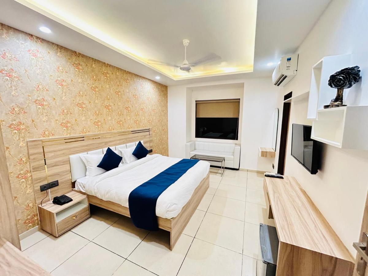 The Dwelling Inn Greater Noida Exterior photo