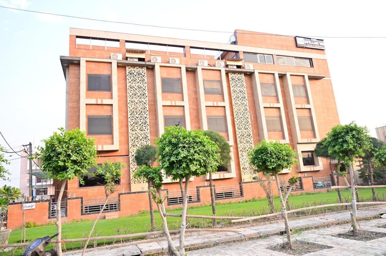 The Dwelling Inn Greater Noida Exterior photo
